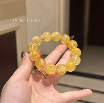 "High-quality violence yellow" is a natural yellow crystal with strong Brazilian violence.