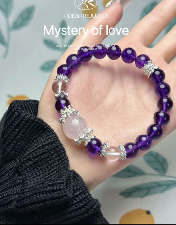 Uruguayan purple water with horse powder crystal bracelet is white.