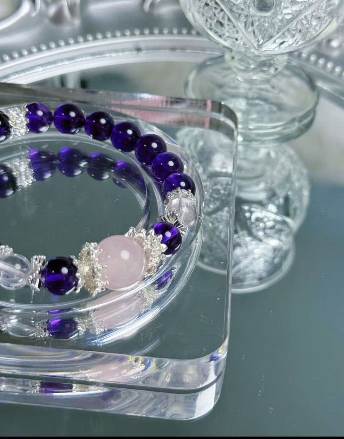 Uruguayan purple water with horse powder crystal bracelet is white.